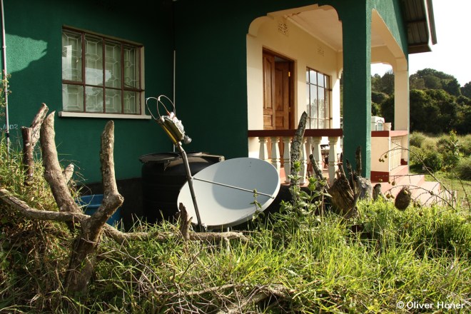 Internetzugang haben wir über eine Satellitenschüssel